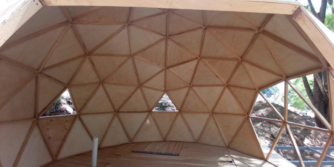 Interior de triplay expuesto