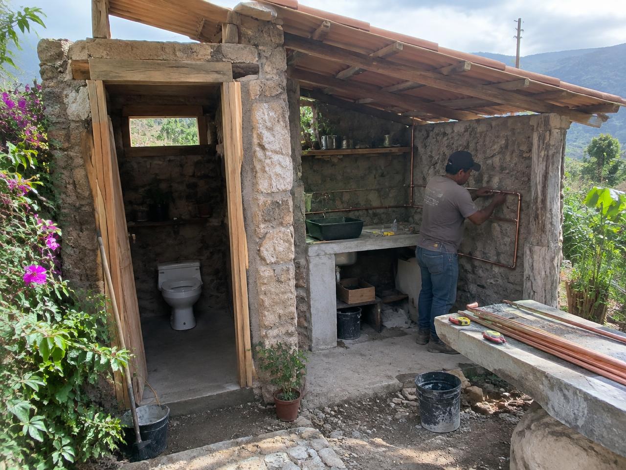 Baño y cocina de campo